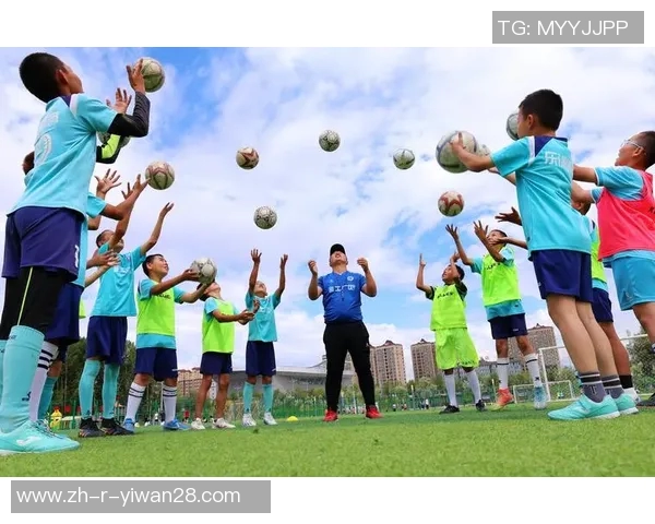 男足球星童年成长故事揭秘他们如何从稚嫩少年走向绿茵赛场闪耀舞台